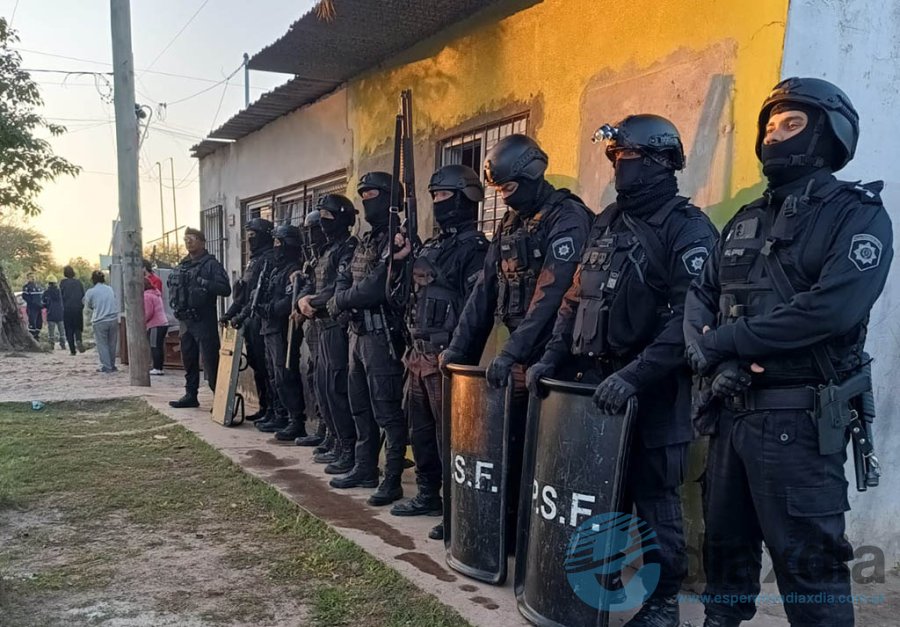La policía custodió el lugar antes del derrumbe para evitar inconvenientes con los vecinos - Foto URXI Las Colonias