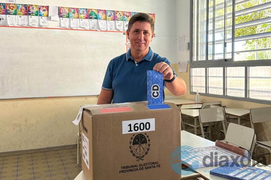 Ruben Pirola emitiendo su voto en Sarmiento
