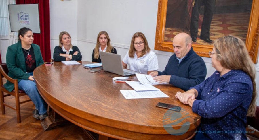 El intendente abriendo el único sobre que se presentó en la licitación - Prensa Municipalidad de Esperanza