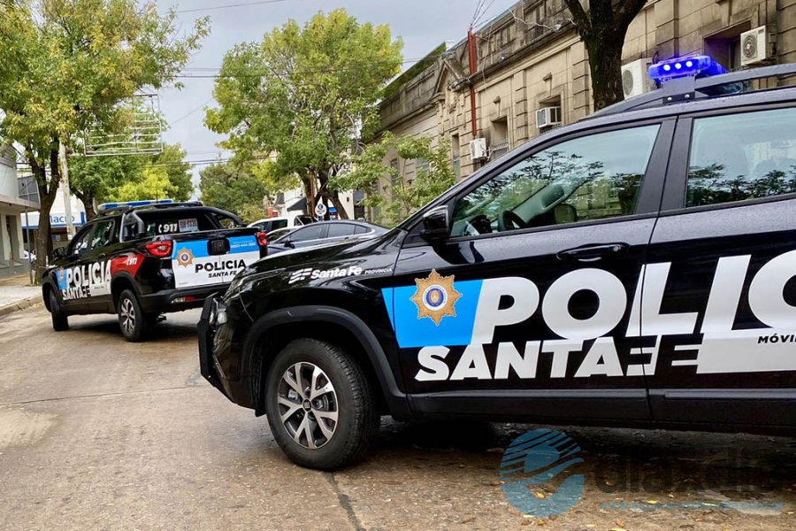 Las camionetas patrulleros de la policía Las camionetas patrulleros de la policía