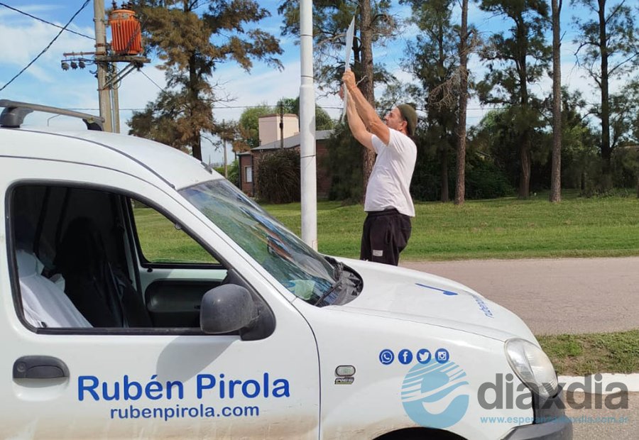 El equipo de colaboradores retiró los carteles colocados en las localidades de Las Colonias