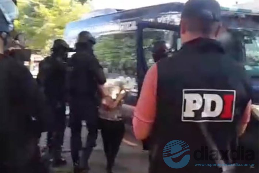 El traslado de los detenidos desde una vivienda