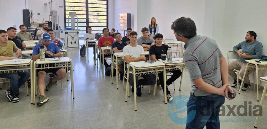 Los alumnos y capacitadores en el inicio del curso - ITEC El Molino
