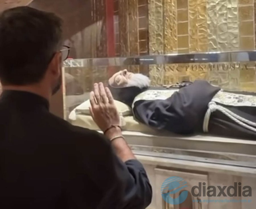 Zingerling junto a los restos del Padre Pío en el Santuario.