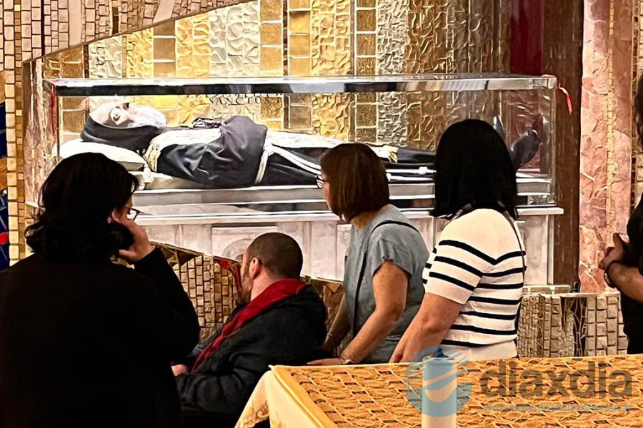 El cuerpo del santo descansa en el lugar