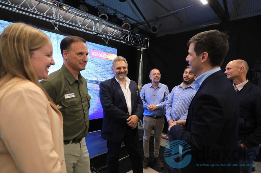 Ministros provinciales junto al intendente de Rafaela en la licitación realizada este martes - Prensa Gobernacion