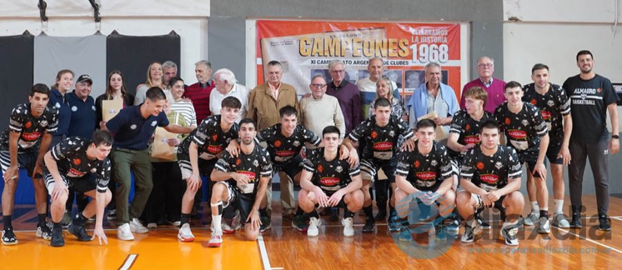 Los homenajeados y el plantel de Almagro // Prensa Almagro