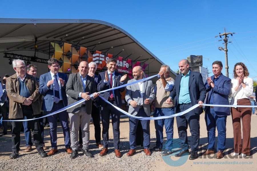 Las autoridades en la apertura de la muestra