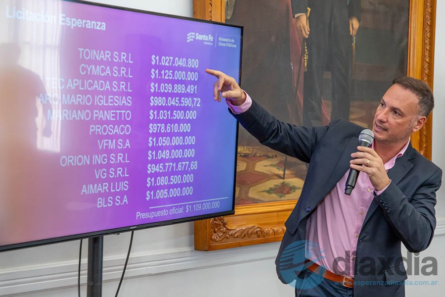 Enrico analiza las ofertas presentadas para la obra - Foto Prensa Municipalidad de Esperanza