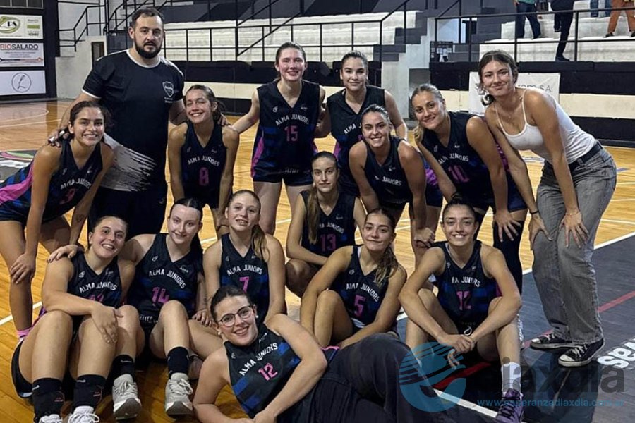 El equipo U21 de Alma Juniors en el festejo