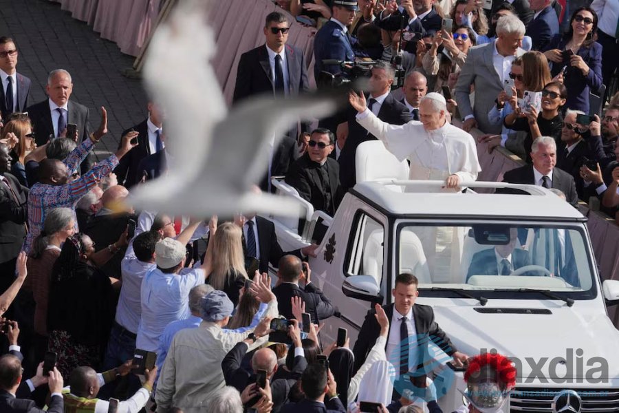 El Papa recorrió la Plaza San Pedro - AP Foto/Jacquelyn Martin, Pool / Infobae