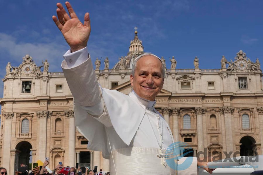 El Papa recorre la plaza antes de la misa