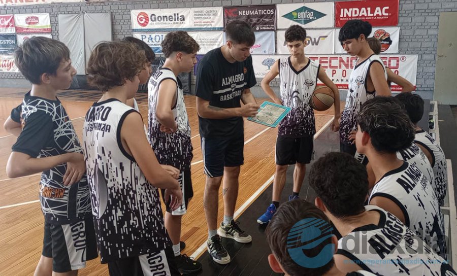 Charla técnica de los U15 Desarrollo que jugaron en Esperanza - Foto Prensa Almagro