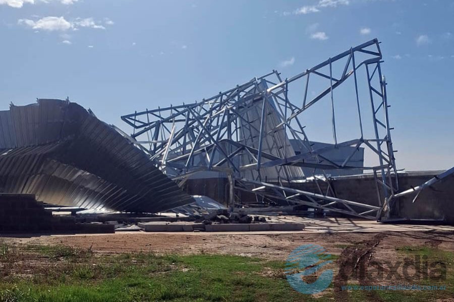 Un tinglado destruído en el Parque Industrial