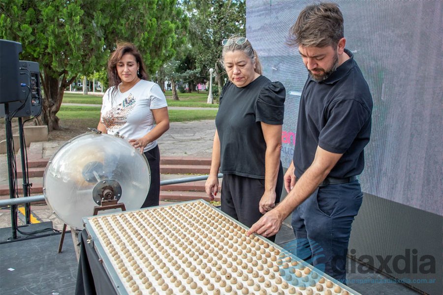Funcionarios municipales en el sorteo de lotes