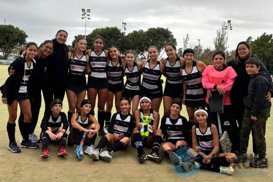Equipo de hockey en formativas de Alma Jrs.