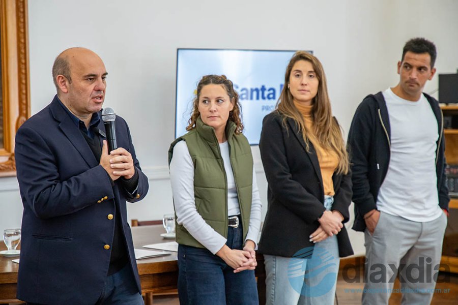 Las autoridades que participaron del acto este martes en Esperanza