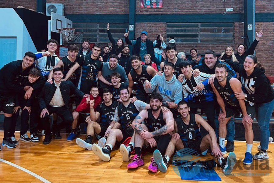 El festejo de Alma Juniors al vencer en Santo Tomé El festejo de Alma Juniors al vencer en Santo Tomé