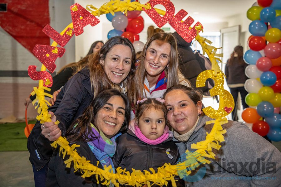 Docentes y niñas disfrutaron de la fiesta - Foto Prensa Municipalidad