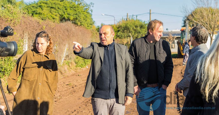 Las autoridades en la recorrida en el Club Central Mataderos - Prensa