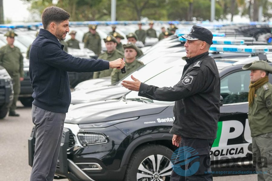 El gobernador entregó patrulleros para la policía