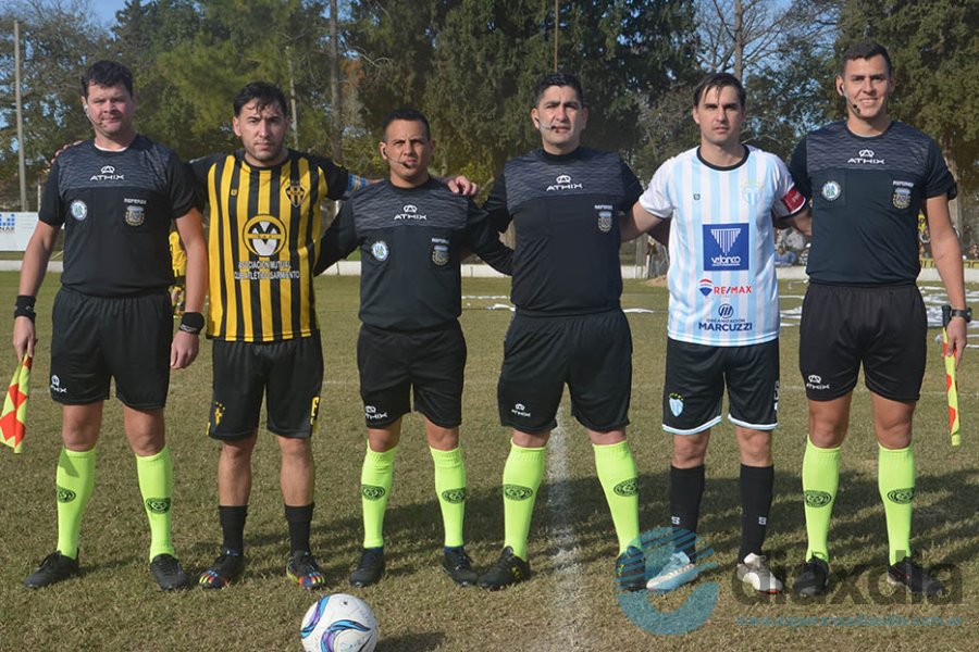 Los capitanes y la cuaterna arbitral en Esperanza