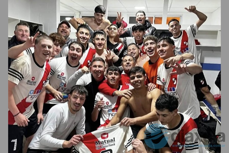 El festejo en los vestuarios de Atlético Franck