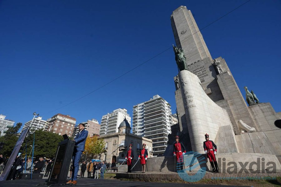 Pullaro presidió el acto en el Monumento