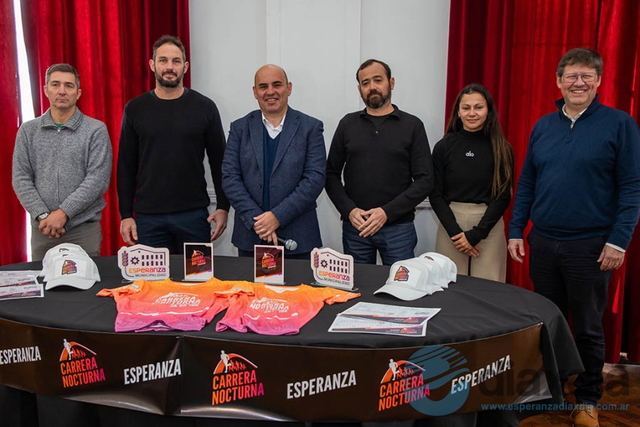 Las autoridades y los organizadores en el acto