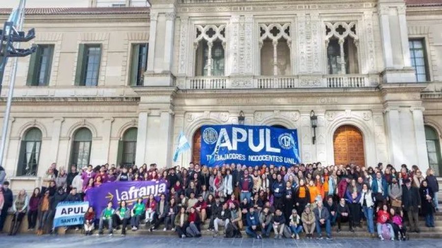 Actividad en Rectorado de la UNL previo a la marcha universitaria.