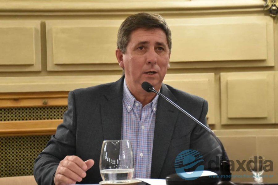El senador Rubén Pirola en el recinto