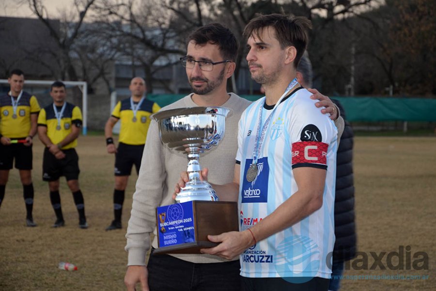 El capitán santo recibió la copa del presidenteLEF