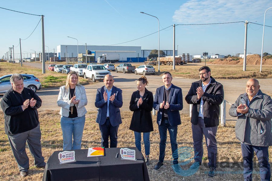 Las autoridades en el inicio de obras