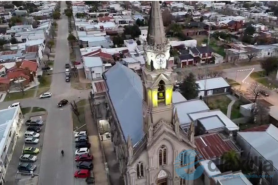 El templo luce con su reloj y campanario renovados