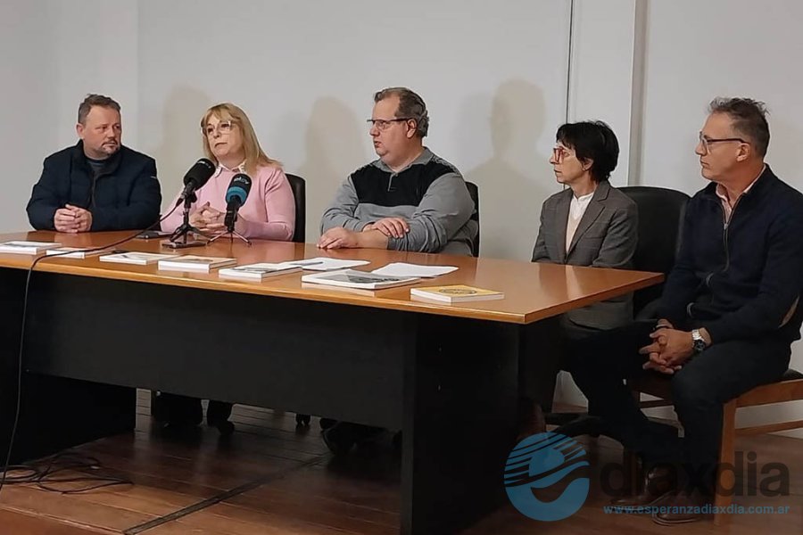 Representantes de las dos entidades ante la prensa