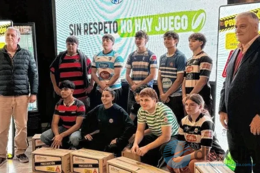 Los representantes de los clubes en el acto USR