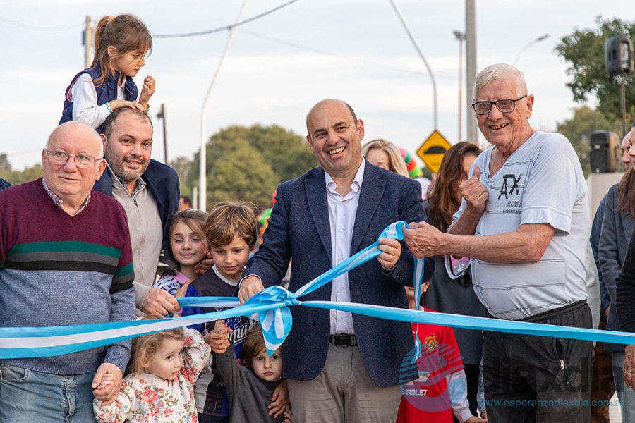 El intendente y los vecinos en la apertura