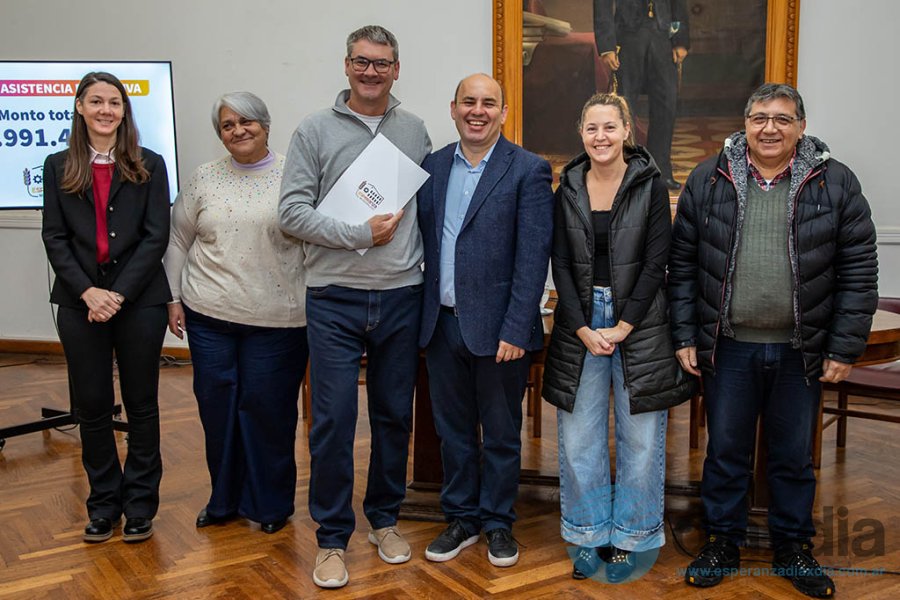Una de las entrega de fondos FAE a escuelas
