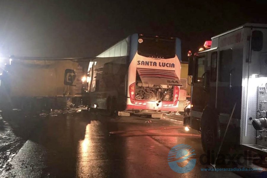 El choque entre un camión y un colectivo en RN11
