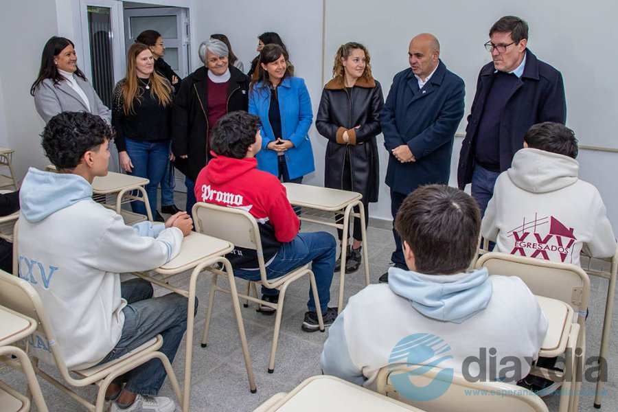 El ministro de educación participó de los tres actos realizados en Esperanza - Foto Prensa Municipalidad Esperanza