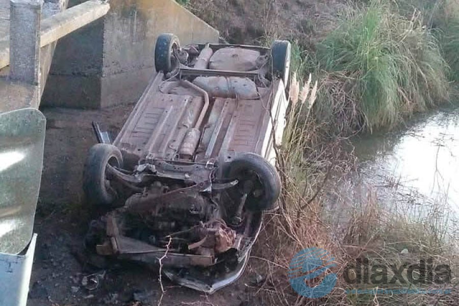 El Citroen C3 volcando en una alcantarilla