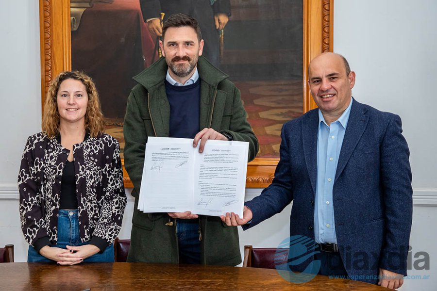 Senn, Estevez y Müller  en la firma del acuerdo