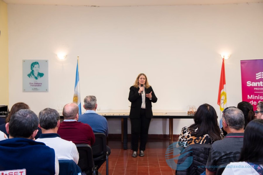 La ministra de salud felicitó a todos los presente