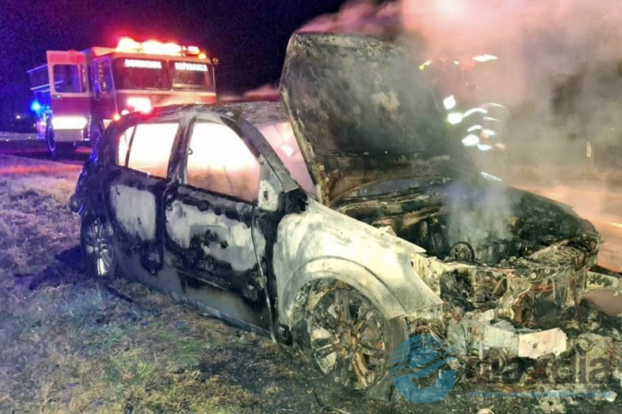 El auto incendiado sobre ruta 6