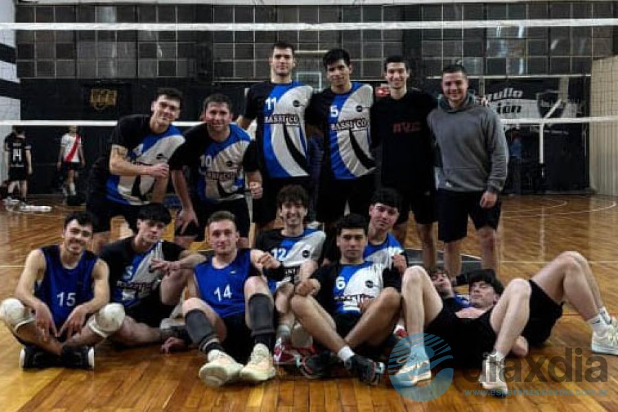 El equipo de Alma Jrs tras la victoria El equipo de Alma Jrs tras la victoria