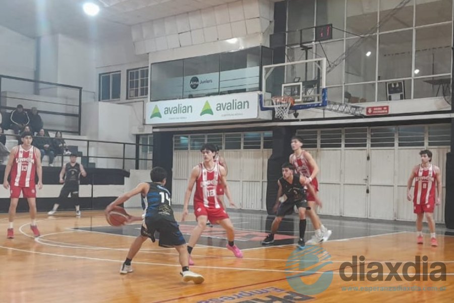 El juego en Esperanza entre Alma Jrs y Unión SF