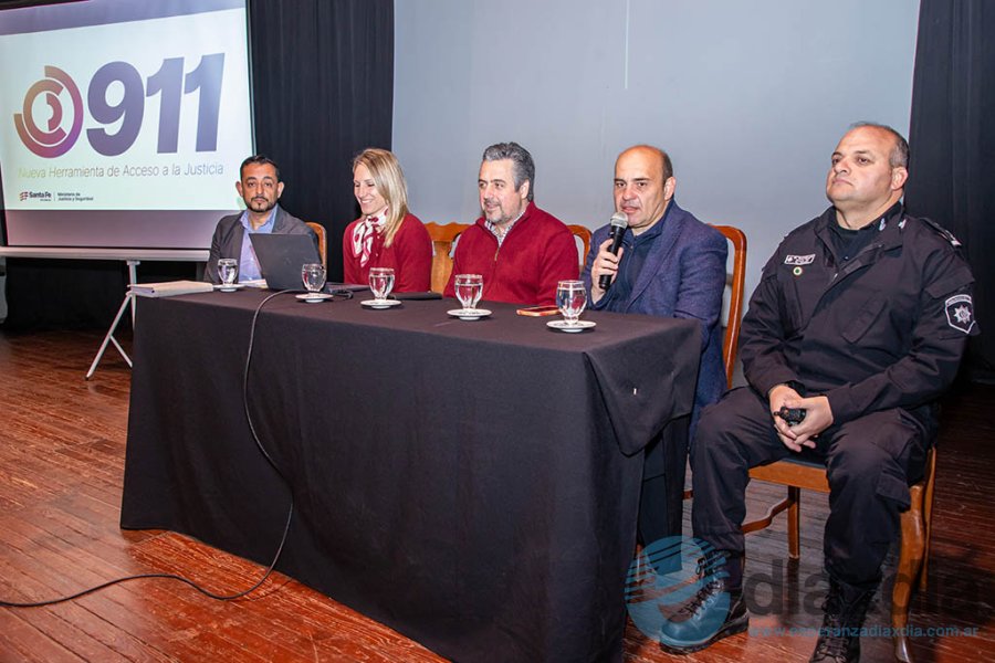 Las autoridades en la presentación