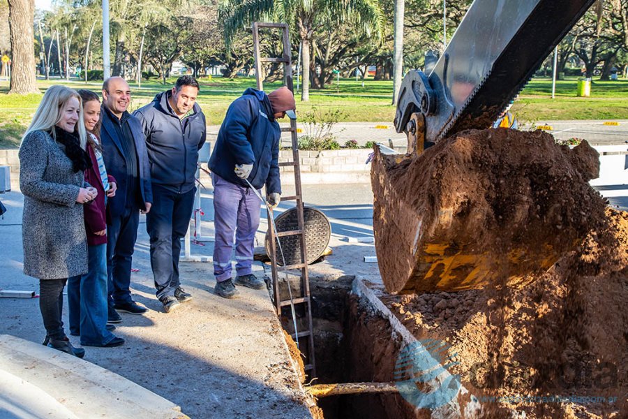 Funcionarios observan las obras