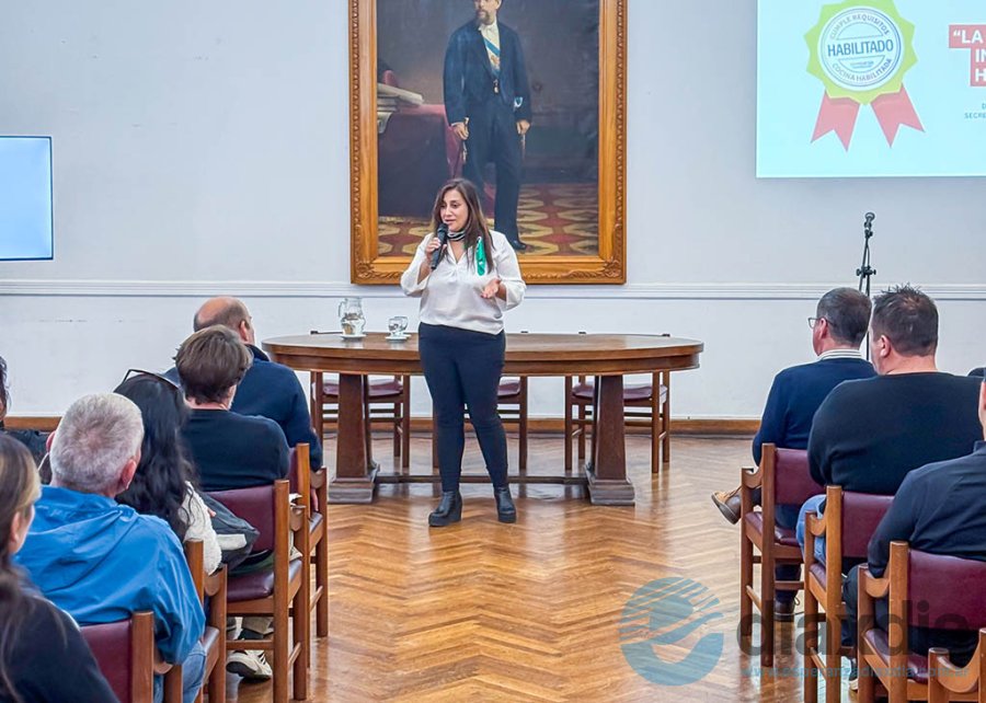 La charla realizada en el Salón Blanco - Municipalidad de Esperanza