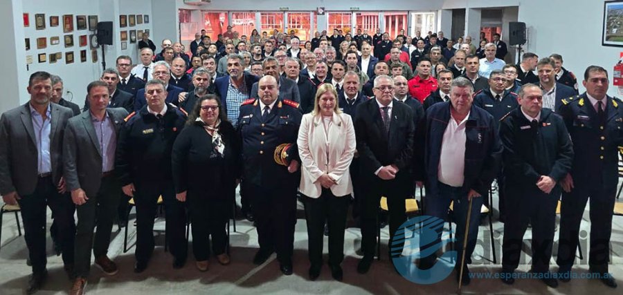 Las autoridades que participaron del acto en Gálvez / Prensa Gobierno Santa Fe